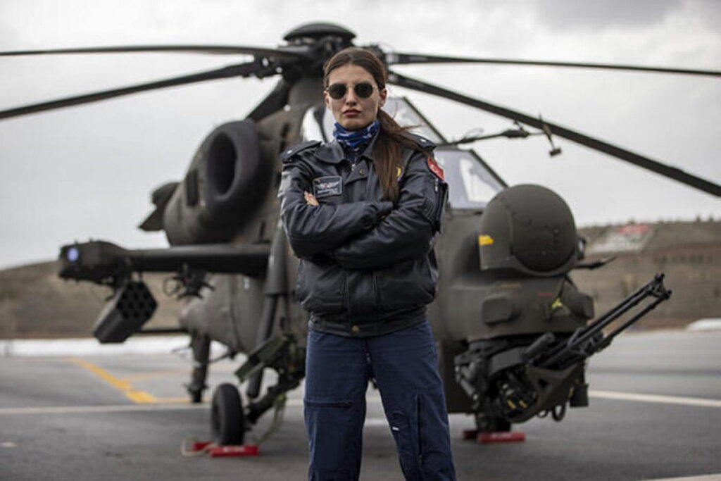Özge Karabulut, Türkiye’nin İlk Kadın Taarruz Helikopter Pilotu Oldu.