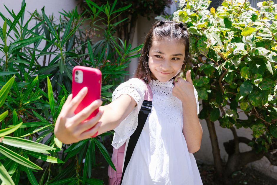 açık hava, açık portre, akıllı telefon içeren Ücretsiz stok fotoğraf