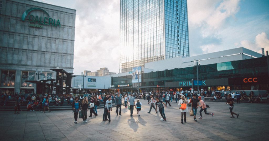 Teen Takeover Nedir? Gençlerin Kamusal Alanları Ele Geçirme Trendi