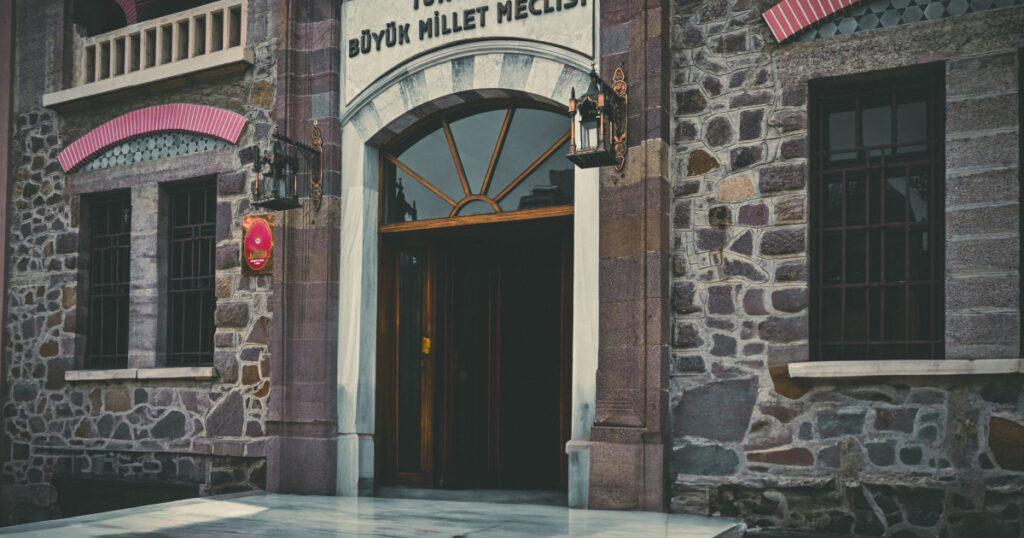 CHP Genel Başkanı Özgür Özel İstifa mı Ediyor?