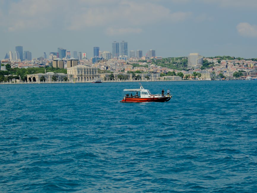 İstanbul'un ikonik silüeti arka planda görünürken, bir tekne Boğaz'da ilerliyor.