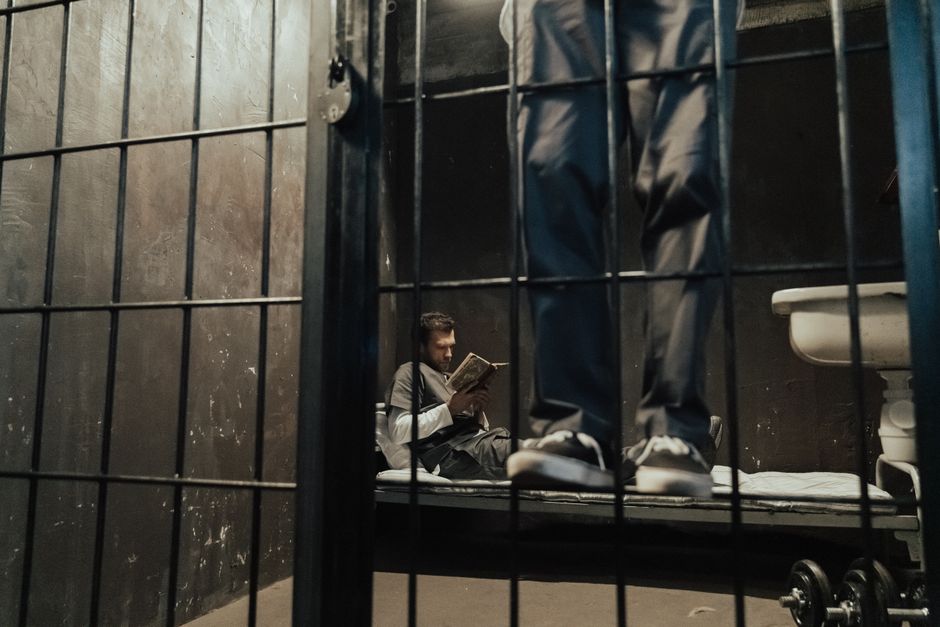 adalet, asma kilit, ayakta içeren Ücretsiz stok fotoğraf