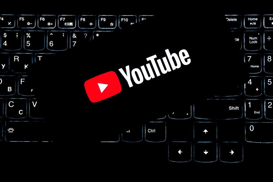 Dijital medya ve çevrimiçi içerik üretimini temsil eden, arkadan aydınlatmalı bir klavyede görüntülenen YouTube logosu.