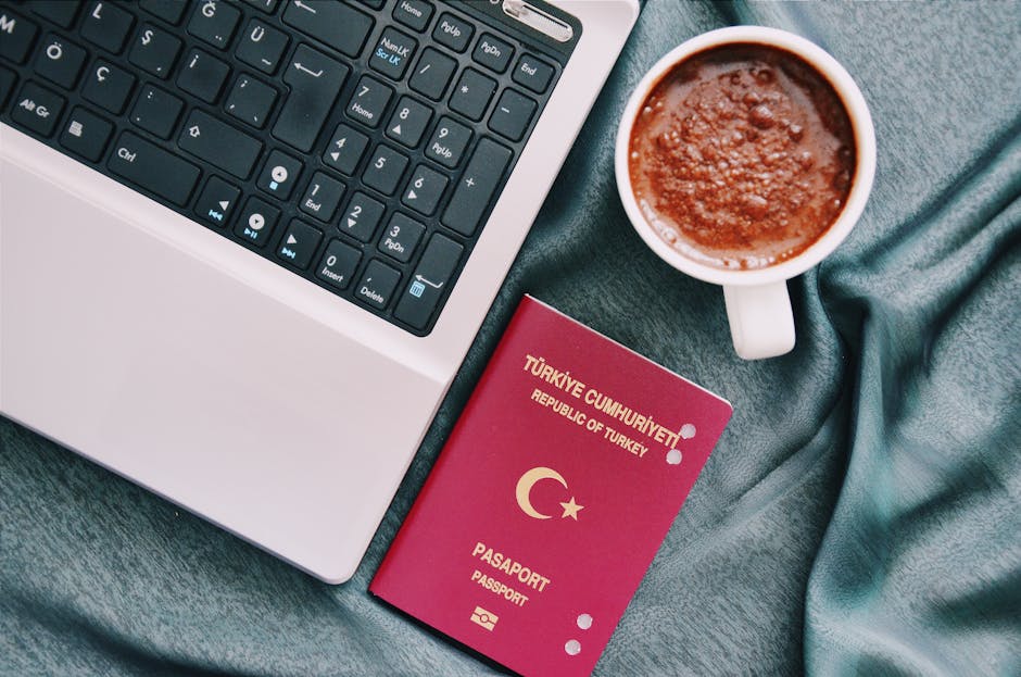 Beyaz Dizüstü Bilgisayarın Yanında Beyaz Seramik Kupa