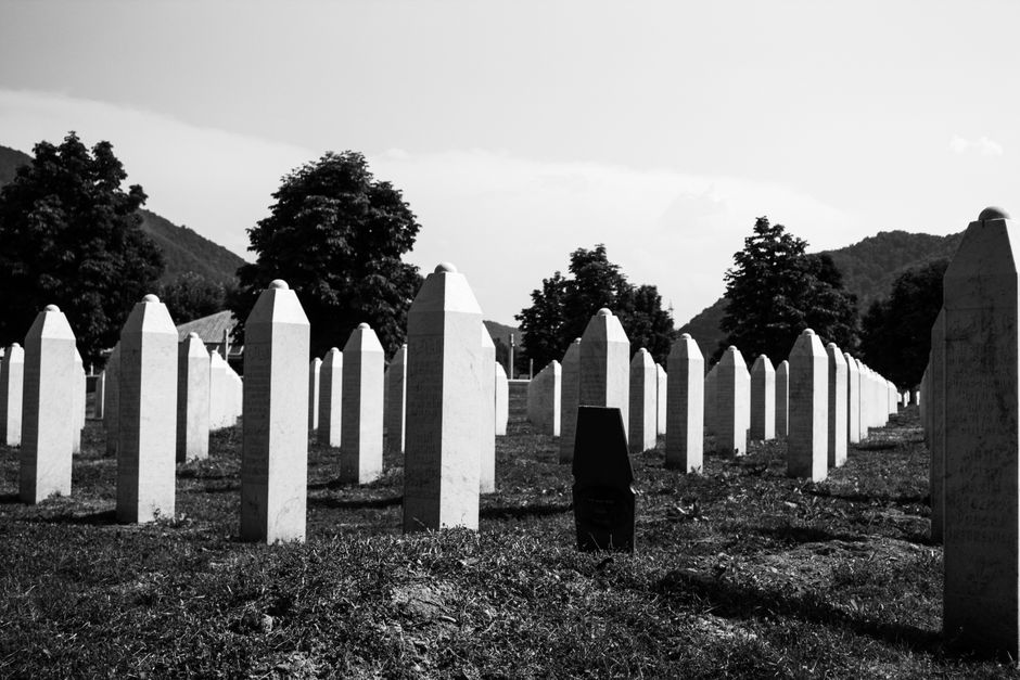 Bosna'daki Srebrenitsa Soykırım Anıt Mezarlığı'nın mezar taşlarının sıralandığı siyah beyaz fotoğrafı.
