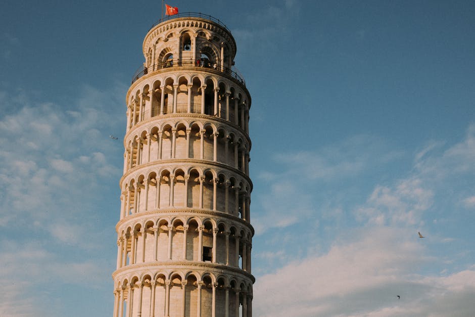 Mavi Gökyüzü Altında Eğik Pisa Kulesi
