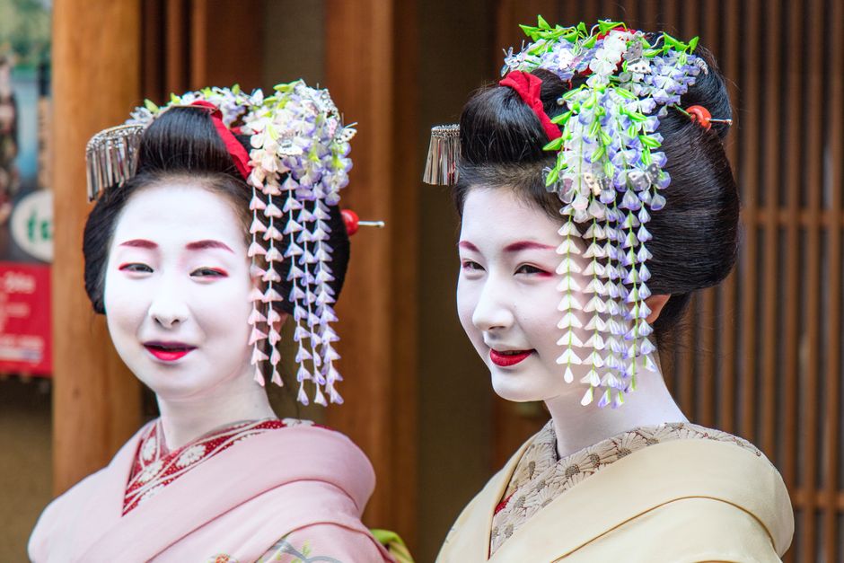 Japonya'nın Kyoto kentinde geleneksel kıyafetler içindeki iki geyşanın zarif portresi.